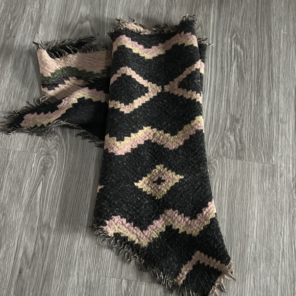 Wilfred Aritzia Merino Wool Triangle Scarf - Picture 4 of 7